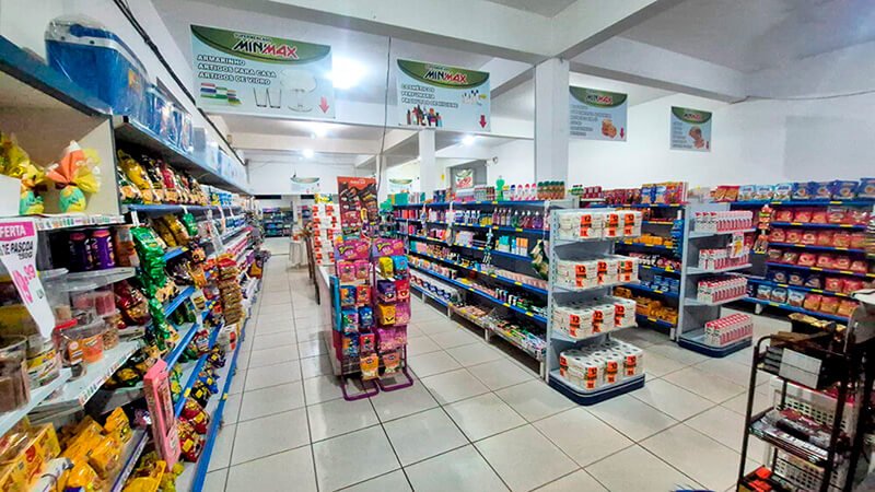 Interior do Supermercado MiniMax Paramirim com clientes sendo atendidos